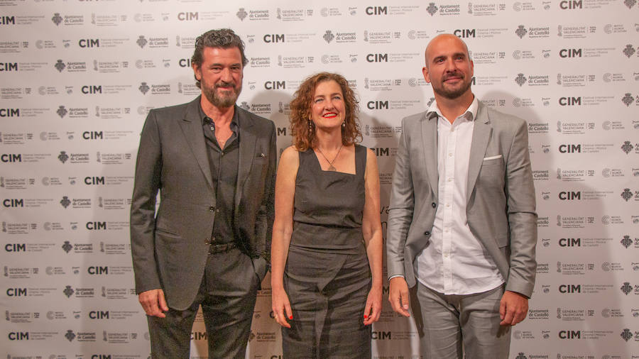 Anoche se celebró la gala de la ll edición de los premios del Festival de Cinema y Música de Castelló. El Aladroc nacional del CIM recayó en el director vasco Julio Medem y el internacional en la compositora Jocelyn Pook. Medem aseguró que, incluso cuando escribe el guión, siempre deja un espacio para la música; un elemento fundamental e imprescindible en sus películas y que el trabajo de Pook (con quién repitió en «Habitación Propia») fue fundamental para explicar una cinta basada en la historia de su propia hermana «Caótica Ana», en la que necesitaba explicar a una mujer habitada por varias mujeres con una melodía ancestral. Pook -que ha trabajado con Scorsese, Kubrick o el propio Medem - explicó que este reconocimiento es muy importante para ella. En el caso de Jocelyn Pook se da la circunstancia de que su música no solo se centra en el cine. Abarca un amplío espectro que va desde los conciertos, a la ópera pasando por todo tipo de trabajos en los que en algunos se convierte también en intérprete.