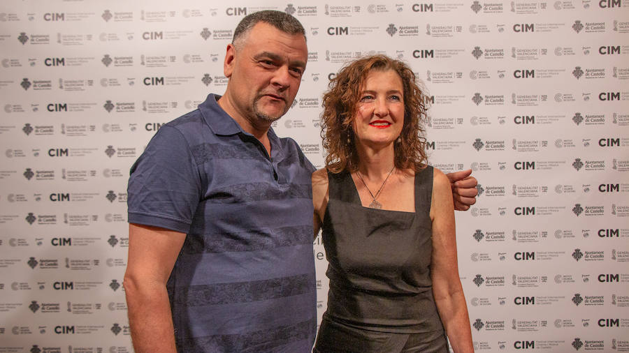 Anoche se celebró la gala de la ll edición de los premios del Festival de Cinema y Música de Castelló. El Aladroc nacional del CIM recayó en el director vasco Julio Medem y el internacional en la compositora Jocelyn Pook. Medem aseguró que, incluso cuando escribe el guión, siempre deja un espacio para la música; un elemento fundamental e imprescindible en sus películas y que el trabajo de Pook (con quién repitió en «Habitación Propia») fue fundamental para explicar una cinta basada en la historia de su propia hermana «Caótica Ana», en la que necesitaba explicar a una mujer habitada por varias mujeres con una melodía ancestral. Pook -que ha trabajado con Scorsese, Kubrick o el propio Medem - explicó que este reconocimiento es muy importante para ella. En el caso de Jocelyn Pook se da la circunstancia de que su música no solo se centra en el cine. Abarca un amplío espectro que va desde los conciertos, a la ópera pasando por todo tipo de trabajos en los que en algunos se convierte también en intérprete.