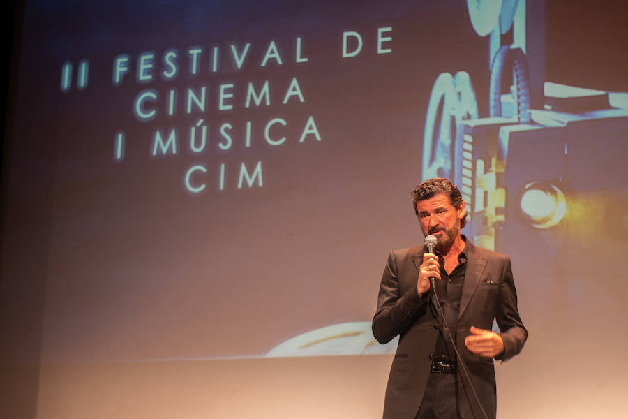 Anoche se celebró la gala de la ll edición de los premios del Festival de Cinema y Música de Castelló. El Aladroc nacional del CIM recayó en el director vasco Julio Medem y el internacional en la compositora Jocelyn Pook. Medem aseguró que, incluso cuando escribe el guión, siempre deja un espacio para la música; un elemento fundamental e imprescindible en sus películas y que el trabajo de Pook (con quién repitió en «Habitación Propia») fue fundamental para explicar una cinta basada en la historia de su propia hermana «Caótica Ana», en la que necesitaba explicar a una mujer habitada por varias mujeres con una melodía ancestral. Pook -que ha trabajado con Scorsese, Kubrick o el propio Medem - explicó que este reconocimiento es muy importante para ella. En el caso de Jocelyn Pook se da la circunstancia de que su música no solo se centra en el cine. Abarca un amplío espectro que va desde los conciertos, a la ópera pasando por todo tipo de trabajos en los que en algunos se convierte también en intérprete.