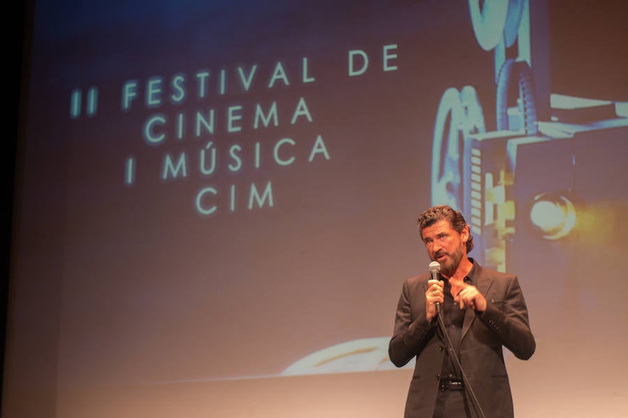 Anoche se celebró la gala de la ll edición de los premios del Festival de Cinema y Música de Castelló. El Aladroc nacional del CIM recayó en el director vasco Julio Medem y el internacional en la compositora Jocelyn Pook. Medem aseguró que, incluso cuando escribe el guión, siempre deja un espacio para la música; un elemento fundamental e imprescindible en sus películas y que el trabajo de Pook (con quién repitió en «Habitación Propia») fue fundamental para explicar una cinta basada en la historia de su propia hermana «Caótica Ana», en la que necesitaba explicar a una mujer habitada por varias mujeres con una melodía ancestral. Pook -que ha trabajado con Scorsese, Kubrick o el propio Medem - explicó que este reconocimiento es muy importante para ella. En el caso de Jocelyn Pook se da la circunstancia de que su música no solo se centra en el cine. Abarca un amplío espectro que va desde los conciertos, a la ópera pasando por todo tipo de trabajos en los que en algunos se convierte también en intérprete.