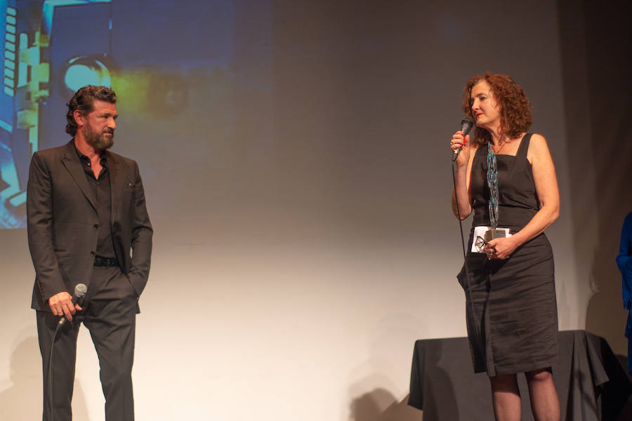 Anoche se celebró la gala de la ll edición de los premios del Festival de Cinema y Música de Castelló. El Aladroc nacional del CIM recayó en el director vasco Julio Medem y el internacional en la compositora Jocelyn Pook. Medem aseguró que, incluso cuando escribe el guión, siempre deja un espacio para la música; un elemento fundamental e imprescindible en sus películas y que el trabajo de Pook (con quién repitió en «Habitación Propia») fue fundamental para explicar una cinta basada en la historia de su propia hermana «Caótica Ana», en la que necesitaba explicar a una mujer habitada por varias mujeres con una melodía ancestral. Pook -que ha trabajado con Scorsese, Kubrick o el propio Medem - explicó que este reconocimiento es muy importante para ella. En el caso de Jocelyn Pook se da la circunstancia de que su música no solo se centra en el cine. Abarca un amplío espectro que va desde los conciertos, a la ópera pasando por todo tipo de trabajos en los que en algunos se convierte también en intérprete.