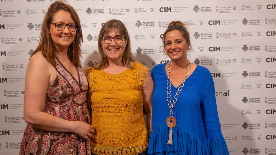 Anoche se celebró la gala de la ll edición de los premios del Festival de Cinema y Música de Castelló. El Aladroc nacional del CIM recayó en el director vasco Julio Medem y el internacional en la compositora Jocelyn Pook. Medem aseguró que, incluso cuando escribe el guión, siempre deja un espacio para la música; un elemento fundamental e imprescindible en sus películas y que el trabajo de Pook (con quién repitió en «Habitación Propia») fue fundamental para explicar una cinta basada en la historia de su propia hermana «Caótica Ana», en la que necesitaba explicar a una mujer habitada por varias mujeres con una melodía ancestral. Pook -que ha trabajado con Scorsese, Kubrick o el propio Medem - explicó que este reconocimiento es muy importante para ella. En el caso de Jocelyn Pook se da la circunstancia de que su música no solo se centra en el cine. Abarca un amplío espectro que va desde los conciertos, a la ópera pasando por todo tipo de trabajos en los que en algunos se convierte también en intérprete.