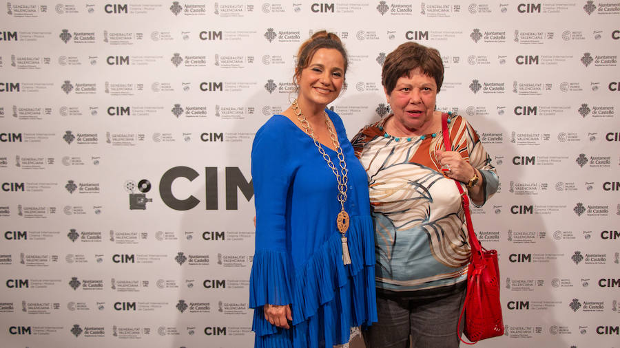 Anoche se celebró la gala de la ll edición de los premios del Festival de Cinema y Música de Castelló. El Aladroc nacional del CIM recayó en el director vasco Julio Medem y el internacional en la compositora Jocelyn Pook. Medem aseguró que, incluso cuando escribe el guión, siempre deja un espacio para la música; un elemento fundamental e imprescindible en sus películas y que el trabajo de Pook (con quién repitió en «Habitación Propia») fue fundamental para explicar una cinta basada en la historia de su propia hermana «Caótica Ana», en la que necesitaba explicar a una mujer habitada por varias mujeres con una melodía ancestral. Pook -que ha trabajado con Scorsese, Kubrick o el propio Medem - explicó que este reconocimiento es muy importante para ella. En el caso de Jocelyn Pook se da la circunstancia de que su música no solo se centra en el cine. Abarca un amplío espectro que va desde los conciertos, a la ópera pasando por todo tipo de trabajos en los que en algunos se convierte también en intérprete.