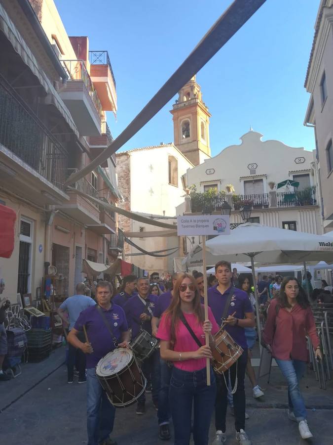 El municipio situado en pleno corazón de la Sierra Calderona ha festejado hoy la jornada que dedica a su fruto más típico. Para tal ocasión, que llega a la edición número 49, se han repartido miles de bandejas de forma gratuita para que los visitantes puedan degustar las cerezas de la zona. El Día de la Cereza se enmarca dentro de la Feria de la Calderona, una celebración que tiene lugar durante todo el fin de semana con actos y eventos de todo tipo en las calles de este municipio situado junto a l'Oronet.