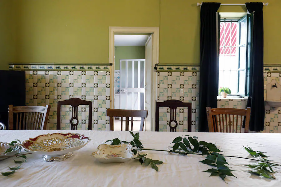 Llegar a la casa familiar en Rocafort de Rocío Pastor es como poner un pie en el paraíso. La directora de arte y estilista valenciana decoró esta bonita villa: «La casa data del año 1914, es una construcción modernista valenciana, no hicimos ninguna reforma, los suelos son los originales al igual que las puertas», explica. A la hora de decorar el espacio la idea de Rocío siempre fue utilizar los muebles que tenían sin hacer una inversión grande. Además, los tonos del hidráulico del suelo «son los originales, van cambiando el dibujo en las distintas estancias. El colorido que tienen marca la esencia de la casa y en función de esos tonos se han escogido los objetos».