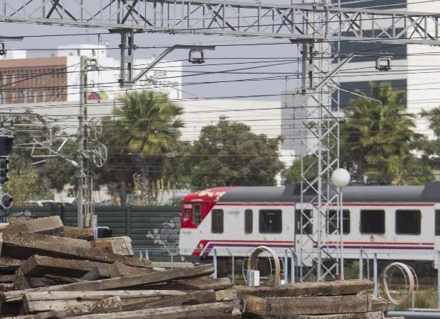 Traviesas apiladas junto a la estación Fuente de San Luis. 