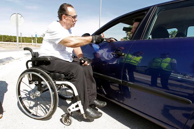 Uno de las víctimas de accidente de tráfico relata su caso a un conductor, ayer en Alicante. 