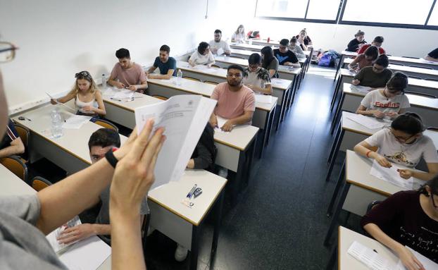 Alumnos a punto de realizar un examen de Selectividad, este martes. 