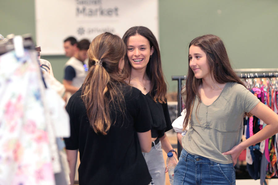 Valencia acogió el pasado fin de semana la última edición de 'Ruzafa Fashion Week'. La moda del Secret Market compartió espacio el ilustrador MacDiego. El artista valenciano estuvo dedicando ejemplares de su libro 'La vida es corta, ¡desperdíciala!'.