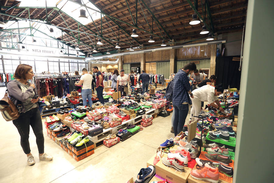 Valencia acogió el pasado fin de semana la última edición de 'Ruzafa Fashion Week'. La moda del Secret Market compartió espacio el ilustrador MacDiego. El artista valenciano estuvo dedicando ejemplares de su libro 'La vida es corta, ¡desperdíciala!'.