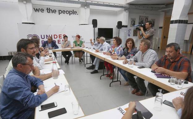 La comisión negociadora del PSPV-PSOE, Compromís y Unides Podem para un nuevo pacto de gobierno en la Generalitat, este miércoles.