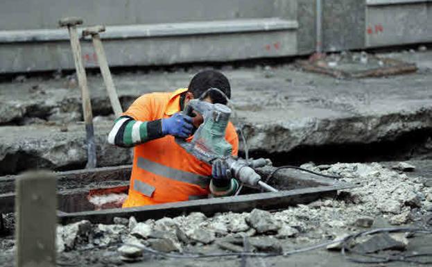 A cientos de miles de trabajadores que ganan más de 900 euros no se les está aplicando la subida del SMI