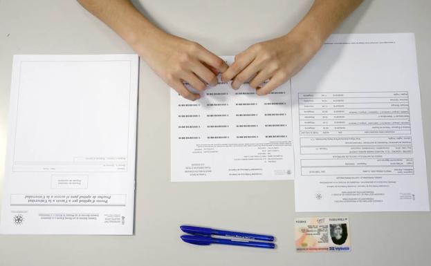 Una estudiante se prepara para un examen este martes.