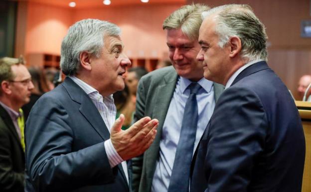 González Pons (derecha) escucha a Antonio Tajani.