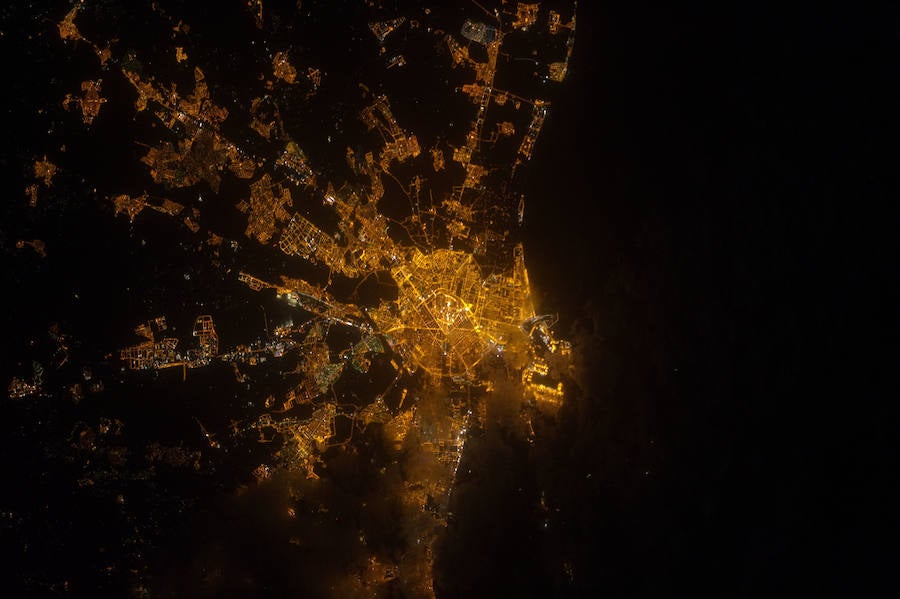 Valencia vista de noche desde la Estación Espacial Internacional.