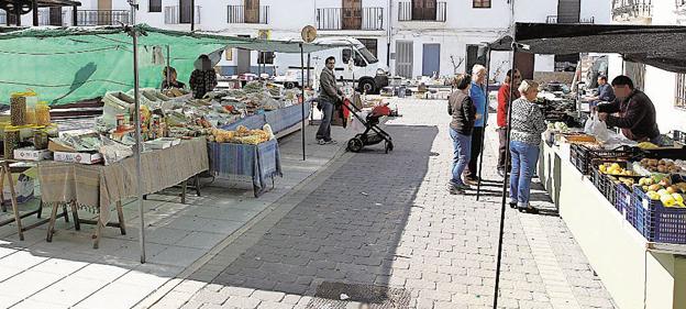 Puestos de un mercadillo en un pueblo de la Comunitat Valenciana