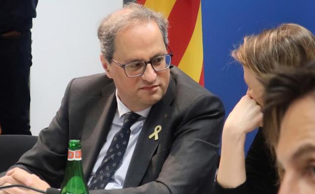 El presidente de la Generalitat, Quim Torra (i), conversa con la delegada del Govern en Bruselas, Meritxell Serret.