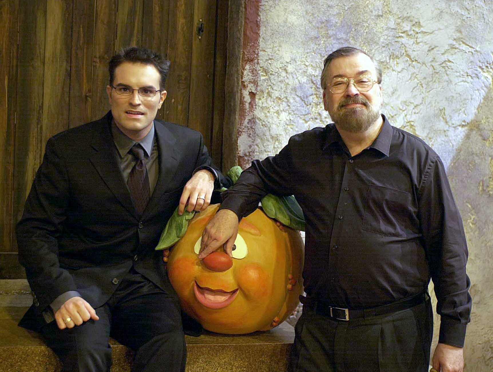 Inicio del rodaje del programa de televisión 'Un, dos, tres... a leer esta vez'. Chicho posa junto al presentador del programa, Luis Rodero, en 2003.