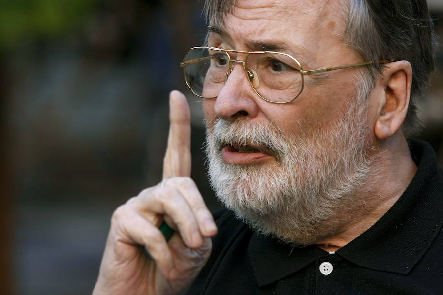 El dramaturgo y productor Narciso "Chicho" Ibáñez Serrador en un momento de la rueda de prensa que ofreció en Valladolid con motivo del homenaje que recibió en la gala inaugural del primer Festival de Cine y Ficción para Televisión, SemiciTV. 2009.