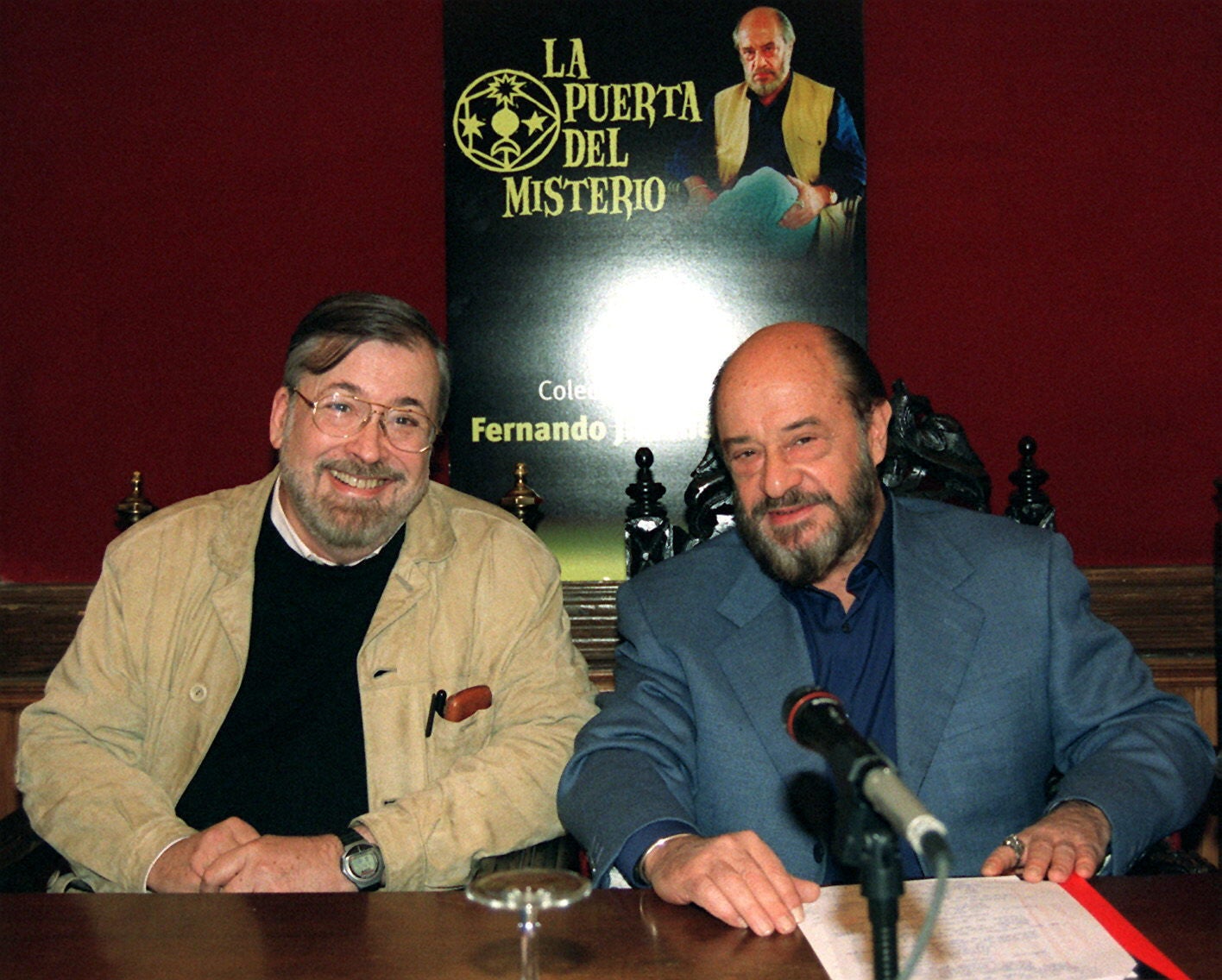 El escritor Fernando Jiménez del Oso (d) junto "Chicho" Ibañez Serrador, durante la presentación de la colección de libros "La puerta del misterio" de la que es su director. 2002.