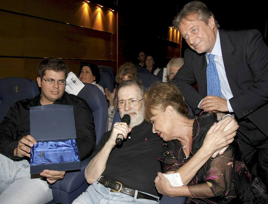 El dramaturgo y productor Narciso Chicho Ibáñez Serrador, recibió la Espiga de Oro Honorífica de manos de los actores Manuel Galiana y Gemma Cuervo, durante la gala inaugural del primer Festival de Cine y Ficción para Televisión, Seminci TV, celebrado en Valladolid en el año 2009.