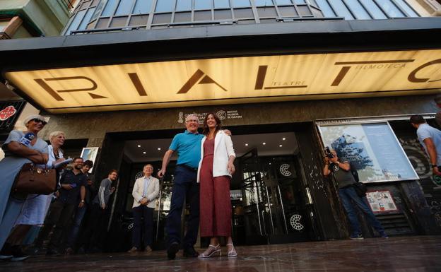 Ribó y Gómez se abrazan, a petición de los fotógrafos, en la puerta del Teatro Rialto. :: j. j. monzó