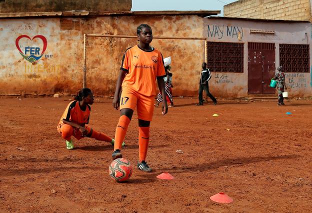 Las jóvenes jugadoras camerunesas, en la Rail
Foot Academy. En primer plano, Gael Dule
Asheri, de 17 años. :: Zohra BensemraReuters