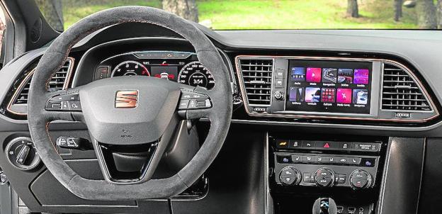 En el interior, volante forrado en alcántara y pantalla táctil de ocho pulgadas.