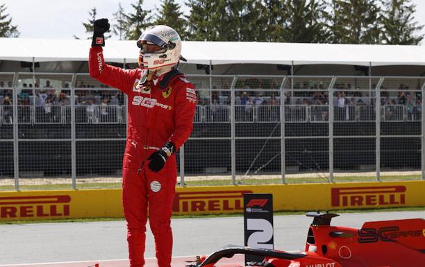 Sebastian Vettel celebra la 'pole' sobre su Ferrari. 