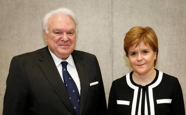 Nicola Sturgeon, líder del partido SPD, junto al cónsul español Miguel Ángel Vecino.