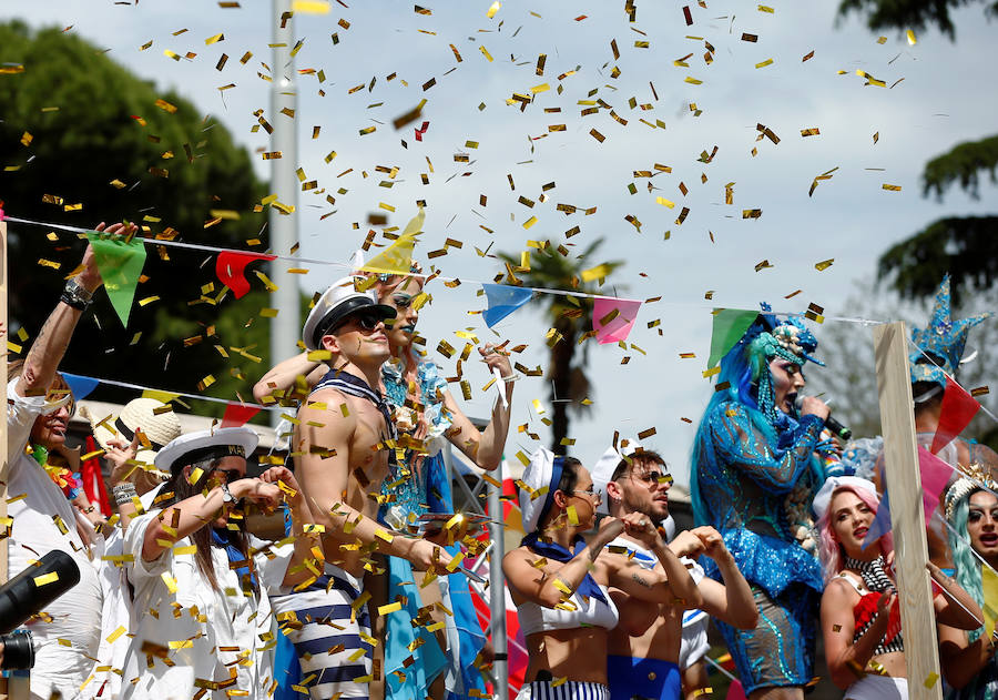 Miles de personas han celebrado este sábado en Roma su desfile del Orgullo Gay. El Gay Pride 2019 ha pedido como cada año, en un ambiente festivo, el pleno reconocimiento de derechos e igualdad de los ciudadanos.