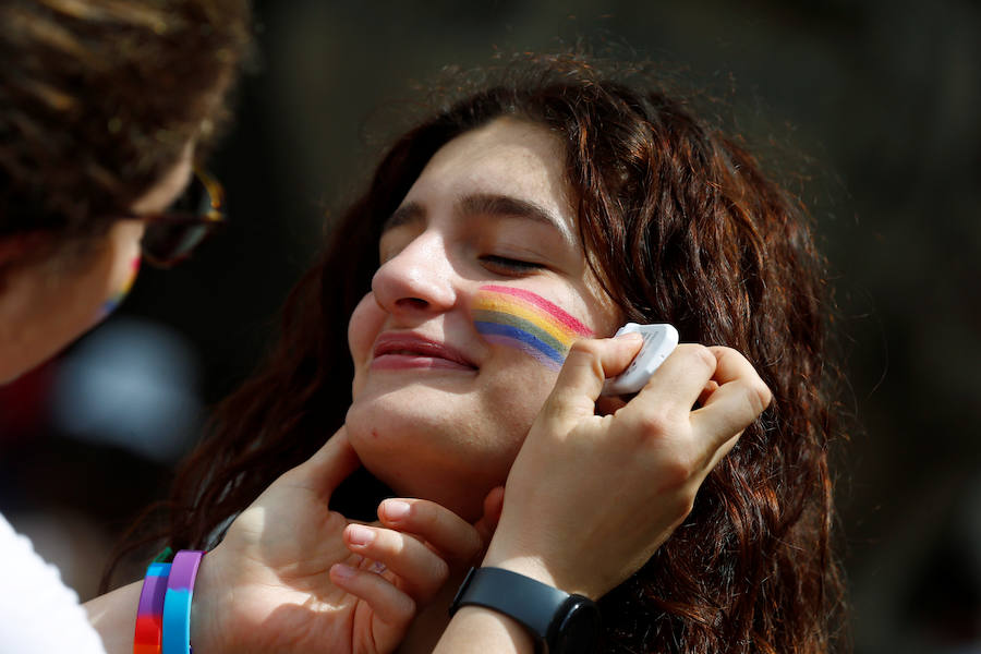 Miles de personas han celebrado este sábado en Roma su desfile del Orgullo Gay. El Gay Pride 2019 ha pedido como cada año, en un ambiente festivo, el pleno reconocimiento de derechos e igualdad de los ciudadanos.