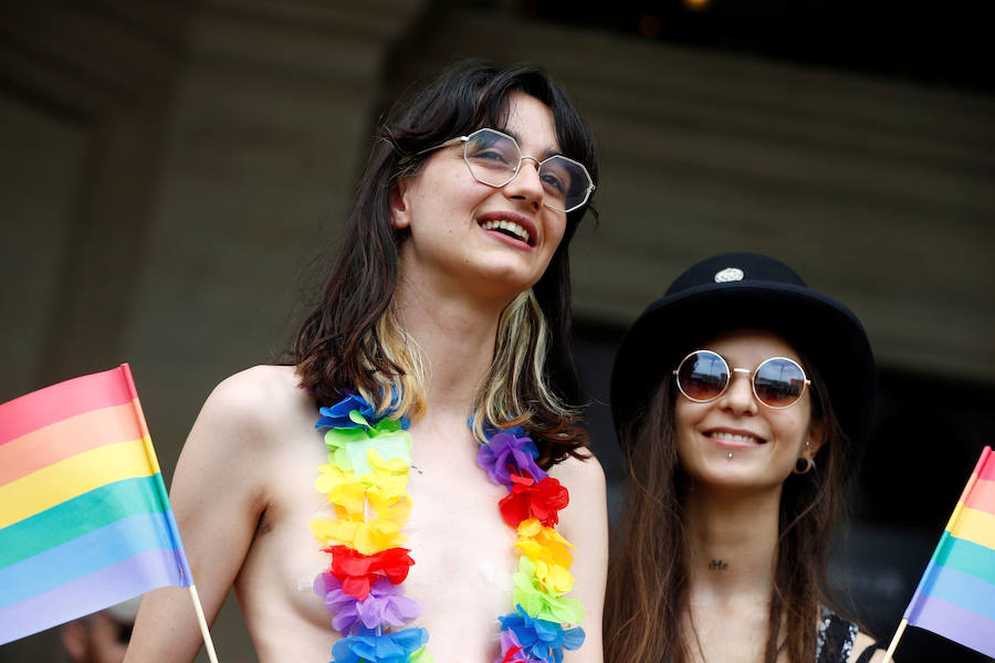 Miles de personas han celebrado este sábado en Roma su desfile del Orgullo Gay. El Gay Pride 2019 ha pedido como cada año, en un ambiente festivo, el pleno reconocimiento de derechos e igualdad de los ciudadanos.