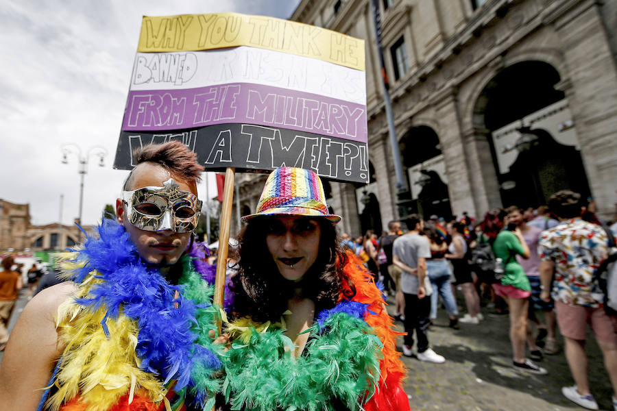 Miles de personas han celebrado este sábado en Roma su desfile del Orgullo Gay. El Gay Pride 2019 ha pedido como cada año, en un ambiente festivo, el pleno reconocimiento de derechos e igualdad de los ciudadanos.