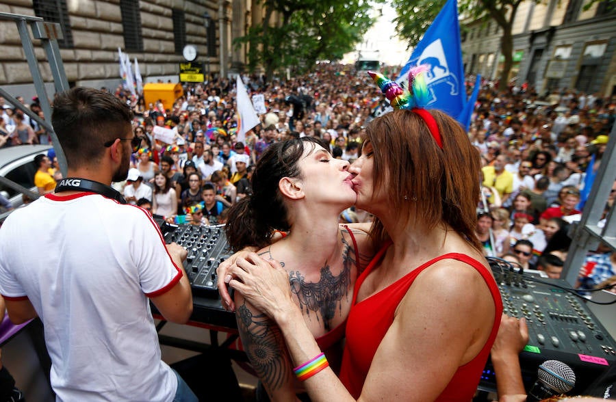 Miles de personas han celebrado este sábado en Roma su desfile del Orgullo Gay. El Gay Pride 2019 ha pedido como cada año, en un ambiente festivo, el pleno reconocimiento de derechos e igualdad de los ciudadanos.