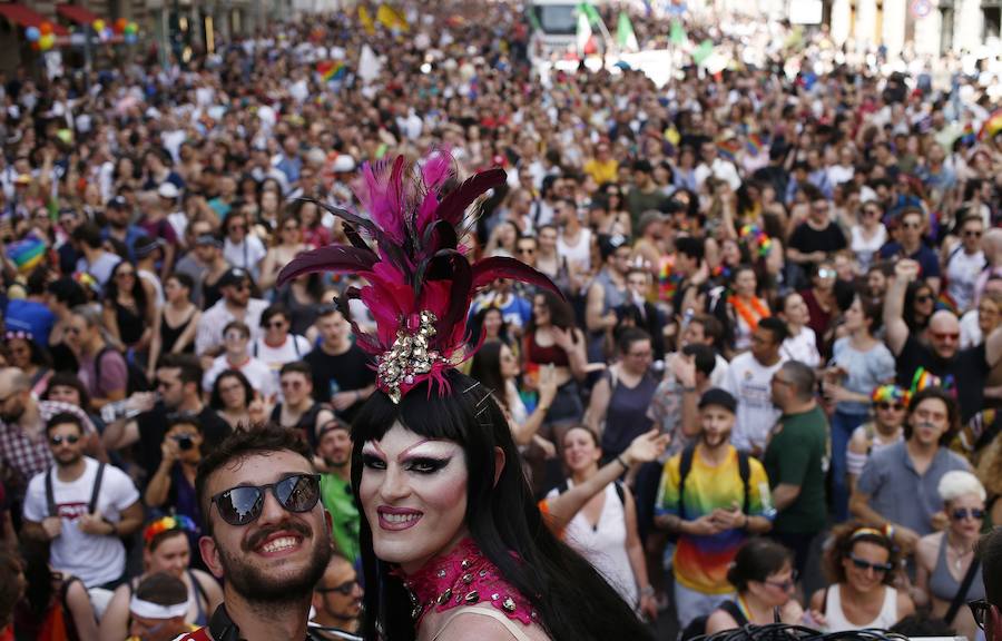 Miles de personas han celebrado este sábado en Roma su desfile del Orgullo Gay. El Gay Pride 2019 ha pedido como cada año, en un ambiente festivo, el pleno reconocimiento de derechos e igualdad de los ciudadanos.