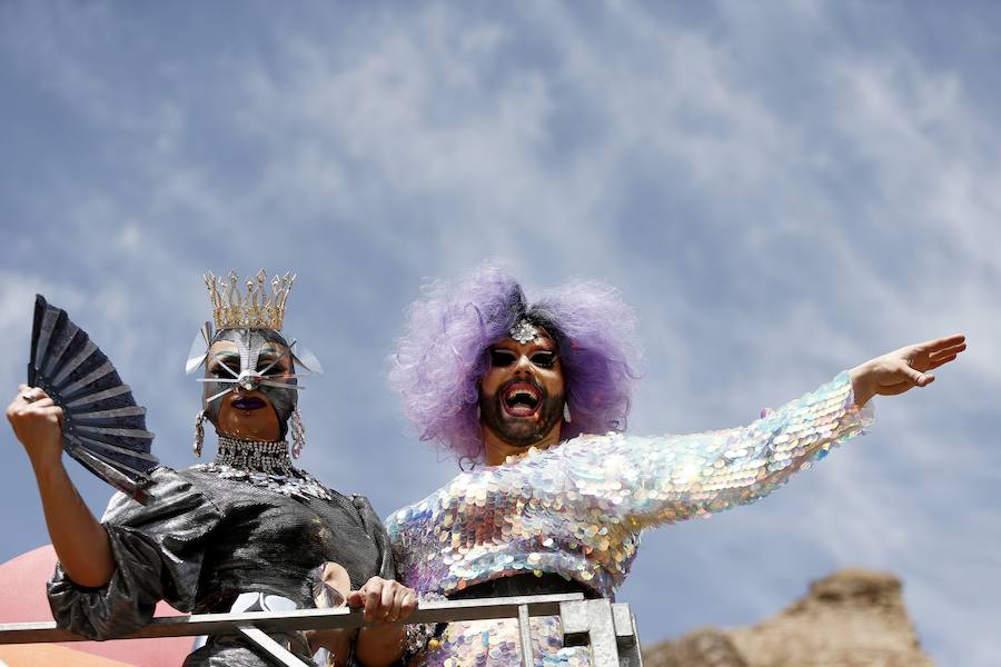 Miles de personas han celebrado este sábado en Roma su desfile del Orgullo Gay. El Gay Pride 2019 ha pedido como cada año, en un ambiente festivo, el pleno reconocimiento de derechos e igualdad de los ciudadanos.