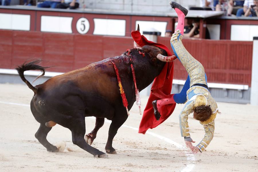 El diestro Román Collado, cogido por el primero de su lote durante su faena en la corrida celebrada este domingo 9 de junio en la plaza de toros de Las Ventas, compartiendo cartel con Pepe Moral y Curro Díaz, lidiando reses de Baltasar Ibán.