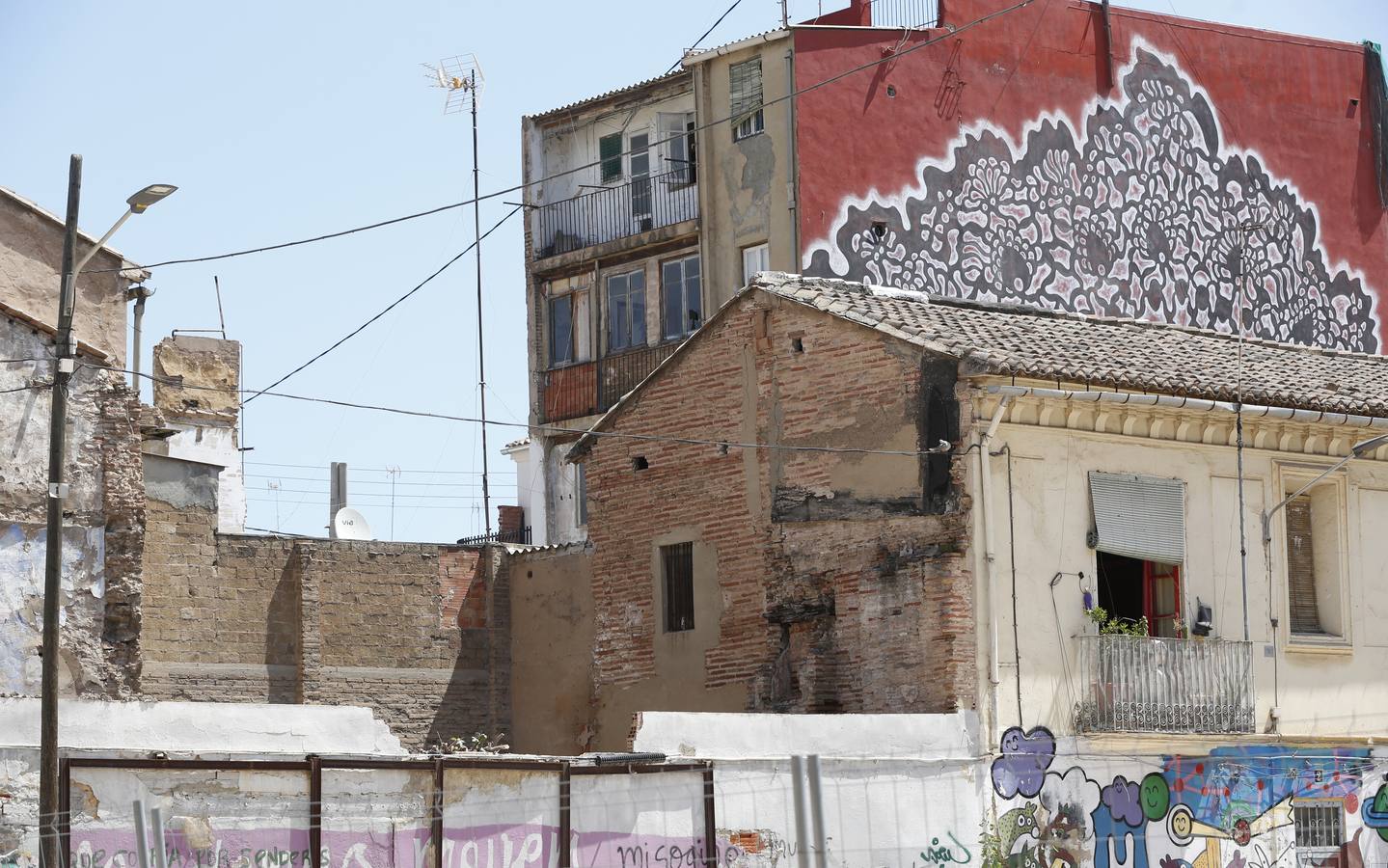 El barrio del Cabanyal continúa, tras la disolución de la plataforma Salvem el Cabanyal, con urgencias sociales, problemas de okupación y quejas de los comerciantes por las obras.