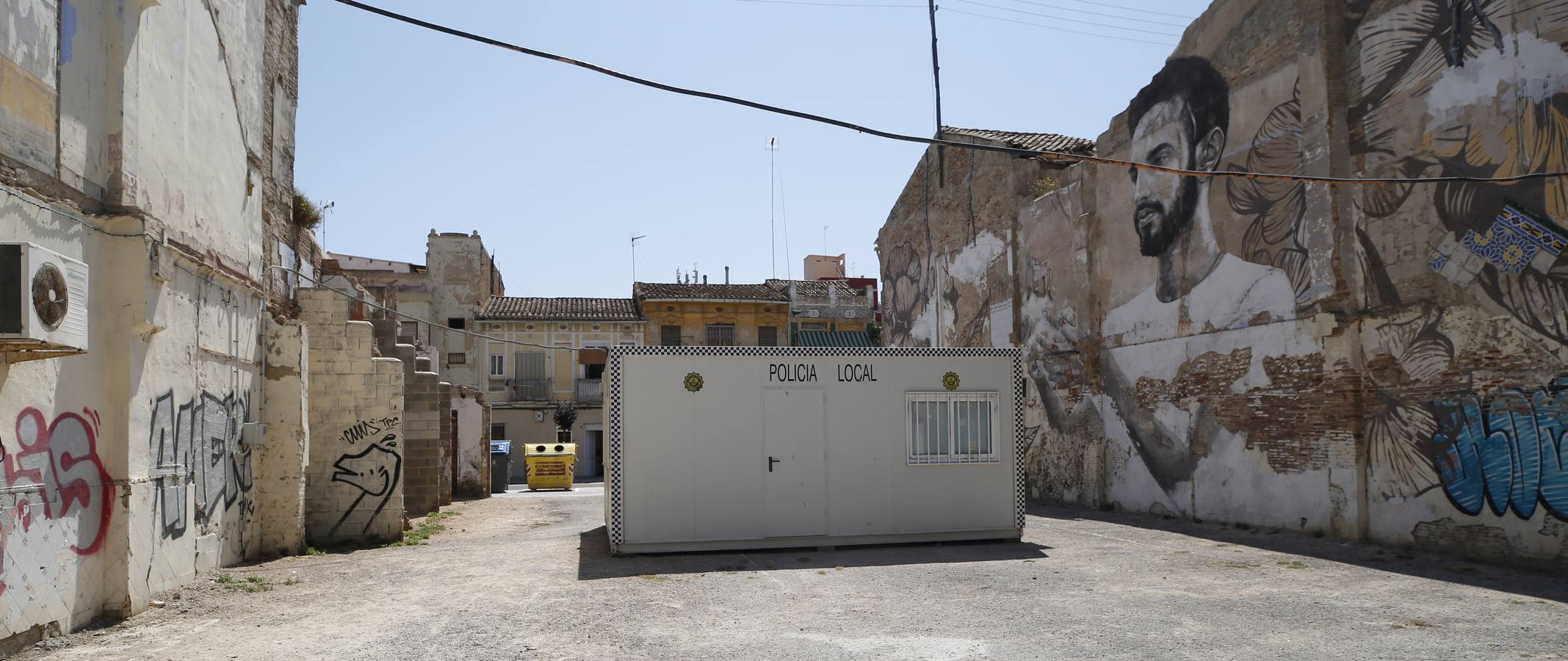 El barrio del Cabanyal continúa, tras la disolución de la plataforma Salvem el Cabanyal, con urgencias sociales, problemas de okupación y quejas de los comerciantes por las obras.