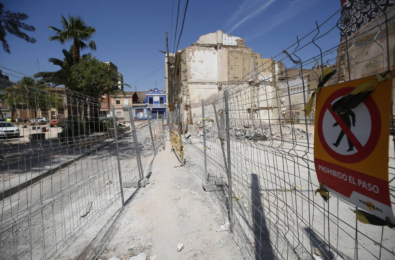 El barrio del Cabanyal continúa, tras la disolución de la plataforma Salvem el Cabanyal, con urgencias sociales, problemas de okupación y quejas de los comerciantes por las obras.