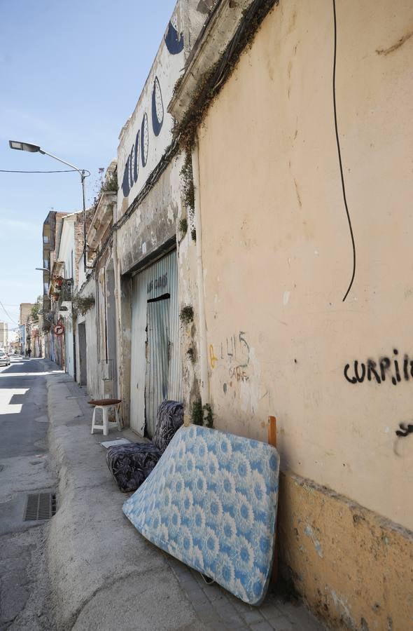 El barrio del Cabanyal continúa, tras la disolución de la plataforma Salvem el Cabanyal, con urgencias sociales, problemas de okupación y quejas de los comerciantes por las obras.