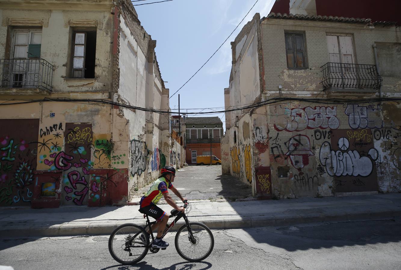 El barrio del Cabanyal continúa, tras la disolución de la plataforma Salvem el Cabanyal, con urgencias sociales, problemas de okupación y quejas de los comerciantes por las obras.