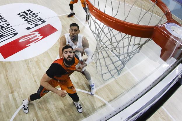 Dubljevic lucha con Ayón por un rebote durante el segundo partido de la semifinal. 