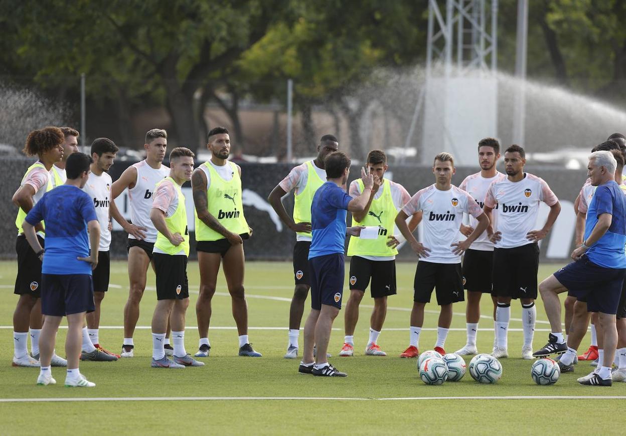 Marcelino da instrucciones a los jugadores en un entrenamiento esta semana. 