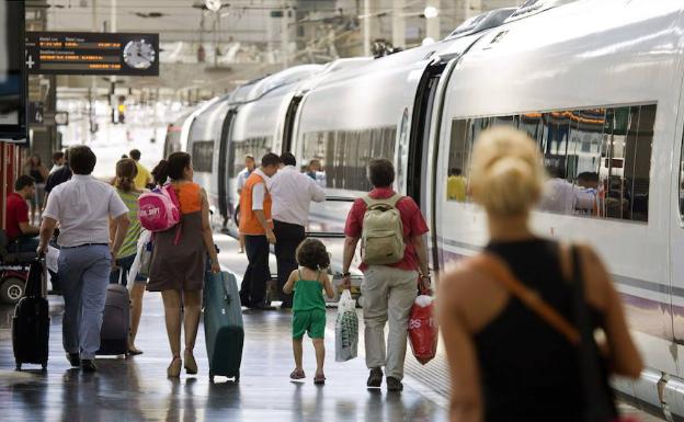 Viajeros en la estación del AVE. 