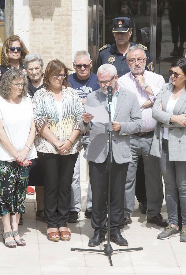 Más de 200 vecinos se han concentrado a las 12 frente al Ayuntamiento de Alboraya para mostrar su condena por el crimen de Beatriz A. H., la mujer de 29 años cuyo cadáver lo encontró la Guardia Civil este lunes, con signos de asfixia, en su vivienda de Port Saplaya.