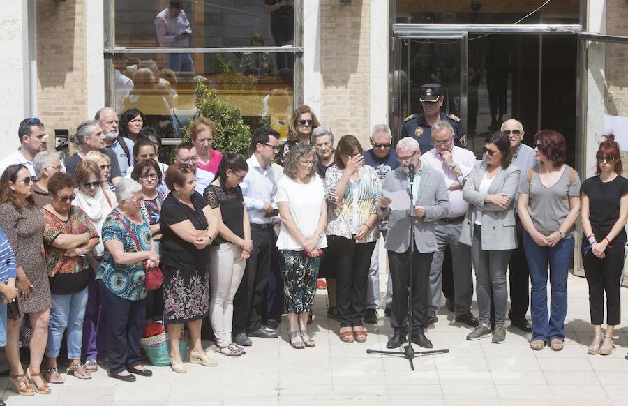 Más de 200 vecinos se han concentrado a las 12 frente al Ayuntamiento de Alboraya para mostrar su condena por el crimen de Beatriz A. H., la mujer de 29 años cuyo cadáver lo encontró la Guardia Civil este lunes, con signos de asfixia, en su vivienda de Port Saplaya.