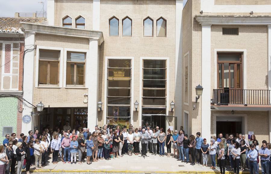 Más de 200 vecinos se han concentrado a las 12 frente al Ayuntamiento de Alboraya para mostrar su condena por el crimen de Beatriz A. H., la mujer de 29 años cuyo cadáver lo encontró la Guardia Civil este lunes, con signos de asfixia, en su vivienda de Port Saplaya.