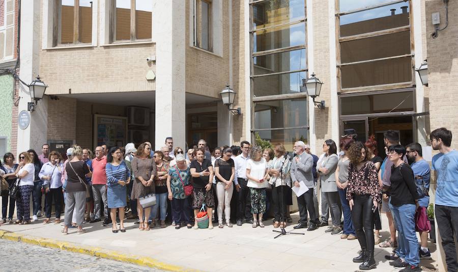 Más de 200 vecinos se han concentrado a las 12 frente al Ayuntamiento de Alboraya para mostrar su condena por el crimen de Beatriz A. H., la mujer de 29 años cuyo cadáver lo encontró la Guardia Civil este lunes, con signos de asfixia, en su vivienda de Port Saplaya.